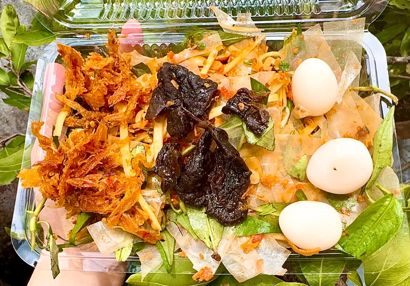 Hình ảnh Bánh tráng trộn sốt bò đặc biệt full topping