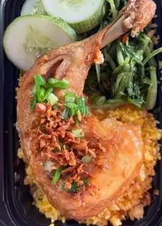 Hình ảnh Cơm gà xối mỡ gốc tư