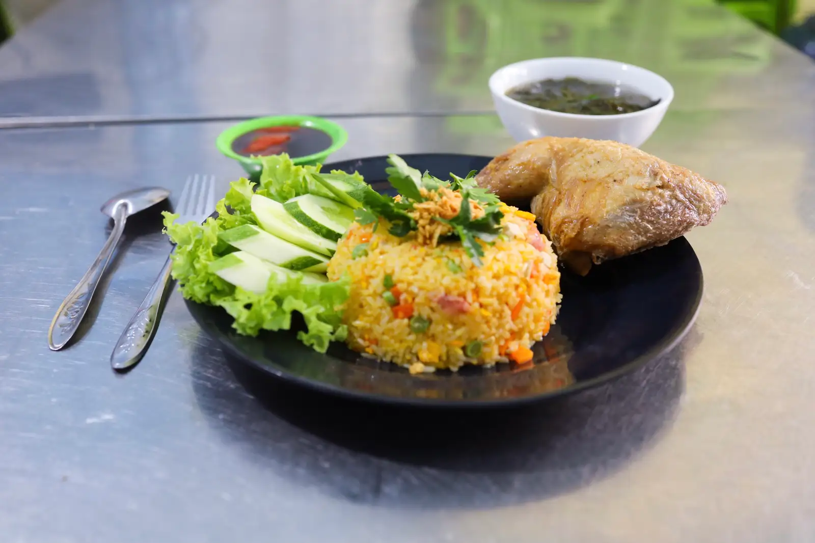 cơm chiên đùi gốc tư + canh rong biển - 76.000 ₫ tại Cơm Gà Xối Mỡ, Bánh Mì Chảo & Bò Né - Ông Mập