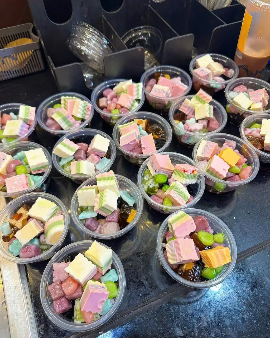 phần thạch Full Topping (không chân mèo, jerry, bánh mì và Doremon) - 21.600 ₫ tại Trà Sữa & Ăn Vặt Mẹ Cherry - Trần Đình Xu