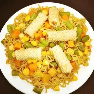 Hình ảnh Mì trộn mực xoắn chiên
