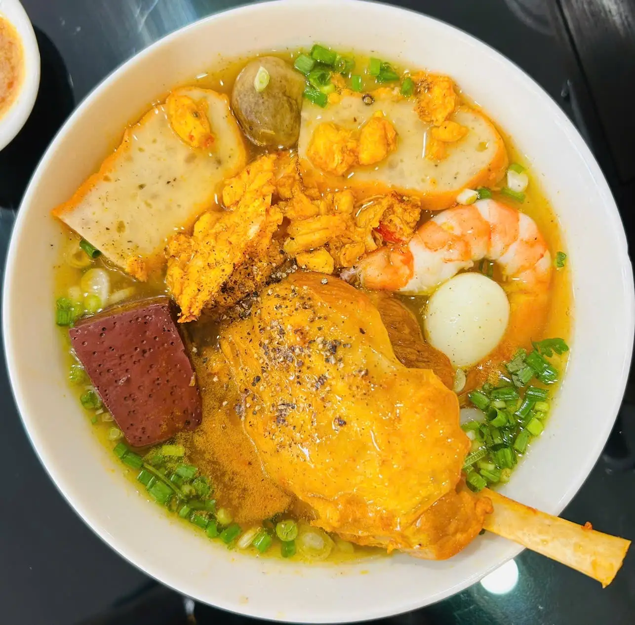 Bánh canh cua thập cẩm Sườn Chìa - 85.000 ₫ tại Bánh Canh Cua Mẹ YuNa - Lê Văn Quới