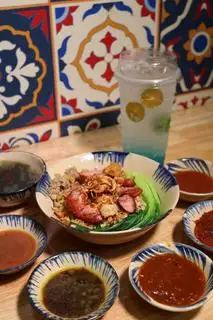 Hình ảnh Mì trộn xúc xích Hà Khẩu