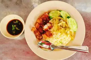 Hình ảnh Cơm ba rọi chiên giòn