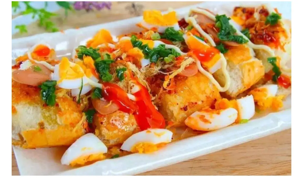 1 ổ bánh mì nướng muối ớt kèm trứng gà, ruốc, chà bông - 42.000 ₫ tại F-S - Bánh Mì Chả Cá Má Hải - Nguyễn Biểu