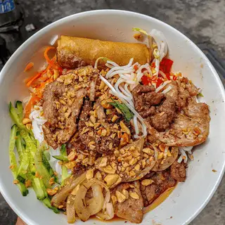 Bún thịt xào chả giò - 35.000 ₫ tại BÚN THỊT XÀO CÔ CÚC - Lê Hồng Phong