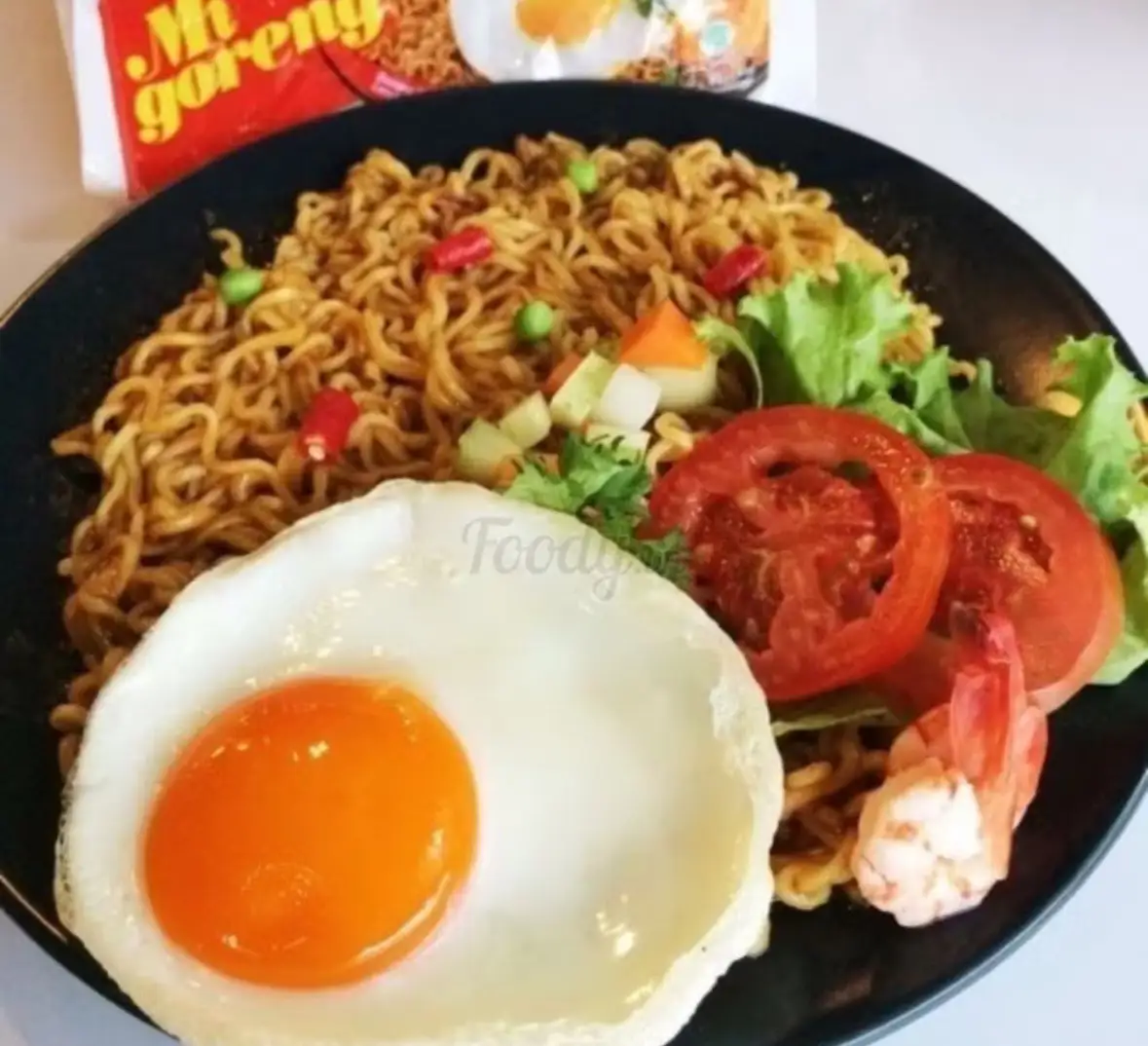 Hình ảnh Mì trộn trứng ốp, viên chiên