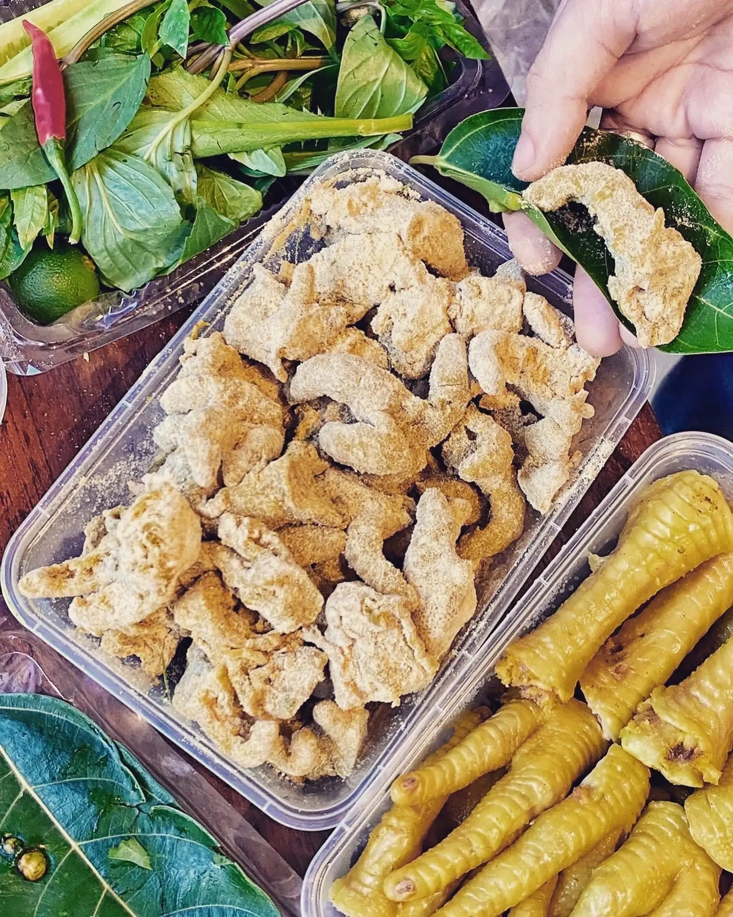 Hình ảnh Chân gà rút xương trộn thính