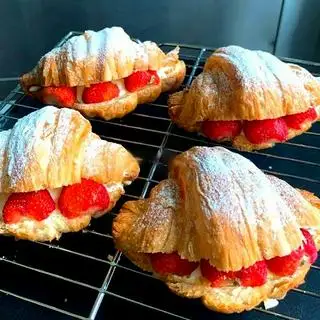 Hình ảnh Croissant creamcheese strawberry