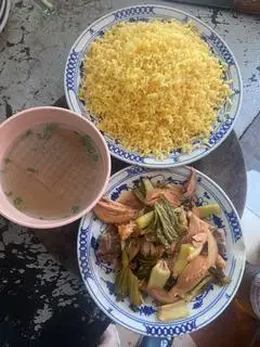 Hình ảnh cơm rang đùi gà xé 