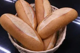 Bánh mì O - 7.000 ₫ tại Bánh Mì & Bánh Hỏi Heo Quay A Hùng - Lê Văn Sỹ