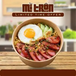 Hình ảnh mì trộn sate ốp la xúc xích