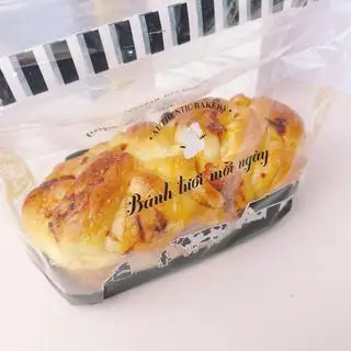 BÁNH MÌ HOA CÚC GÀ CAY TRỨNG MUỐI - 60.000 ₫ tại Tiệm Bánh LiLi Cake - Nguyễn Thượng Hiền