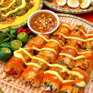 Hình ảnh Bánh tráng cuốn full topping Chấm Sốt Bơ Me