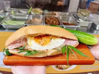 Hình ảnh Bánh mì chả Huế - trứng ốp la