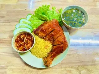 Hình ảnh Cơm Đùi Gà Lớn Sốt Sa Tế