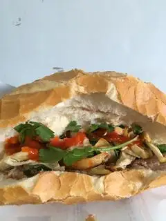 Bánh mì gà - 20.000 ₫ tại Xôi & Bánh Mì 51A