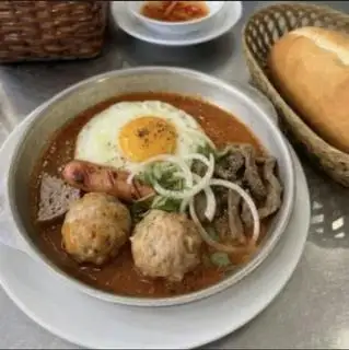 Hình ảnh Bánh mì thập cẩm, bò, xúc xích, trứng
