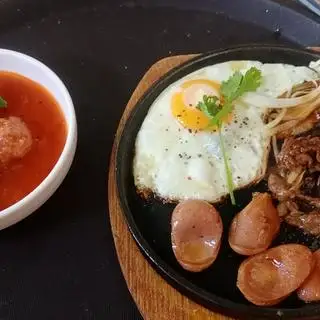 Mì xào Bò.Trứng.xúc xích  - 49.000 ₫ tại Cơm Tấm & Mì Trộn Kim Toàn - Huỳnh Tấn Phát