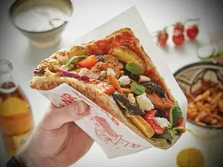 Bánh tam giác gà thuần chay - Vegan doner chick’un - 89.000 ₫ tại GBomb Cuisine Vegan - Thuần Chay - Nguyễn Hữu Cảnh
