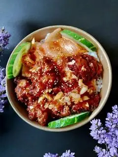 Hình ảnh cơm gà chiên mắm tỏi