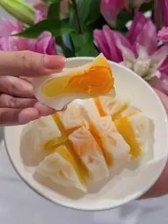 Hình ảnh Bánh Dẻo Sen Huế Nhuyễn 2 Trứng Muối 