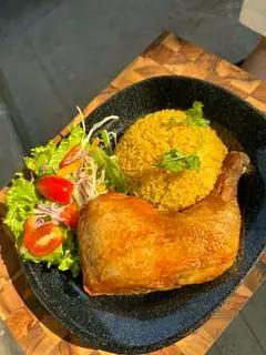 Cơm gà Đùi 1/4 quay hương thảo + mix salad sốt dấm ý   - 78.000 ₫ tại Kitchen House - Ung Văn Khiêm