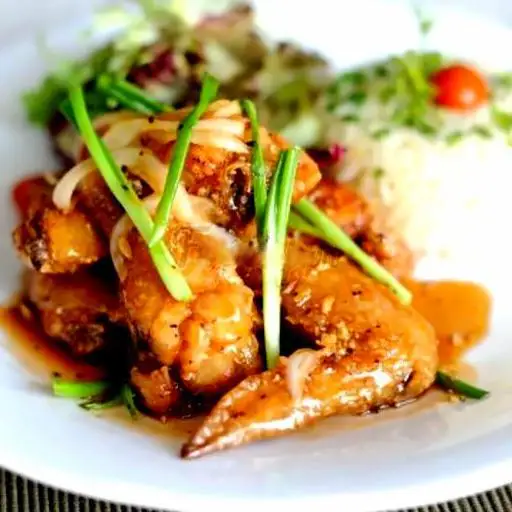 Hình ảnh Cơm Gà Chiên Nước Mắm