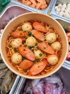 Hình ảnh Mì cay súc xích - cá viên 