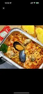 Mì Ý hải sản sốt đỏ - bánh mì bơ tỏi - 79.000 ₫ tại Hàu Nhật Nướng Oyster Box - Lê Hồng Phong