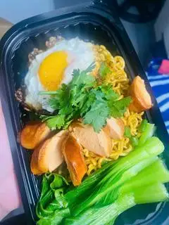 mì indo trứng xúc xích - 36.000 ₫ tại Ú Nu - Mì Trộn Indomie, Trà Trái Cây & Nước Ép - Dương Bá Trạc