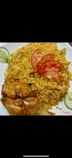 Hình ảnh Cơm rang đùi tỏi gà chiên mắm