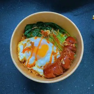Hình ảnh Mì Trộn Xúc Xích Đức + Trứng Chiên