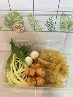 Bánh tráng phơi sương trộn sa tế sả + trứng cút + tóp mỡ - 27.000 ₫ tại Bánh Tráng Trộn, Chấm & Chân Gà Sốt Thái Tiệm Nhà Mít - Nguyễn Thái Sơn