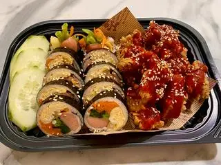 Hình ảnh kimbap + Gà viên sốt ngọt