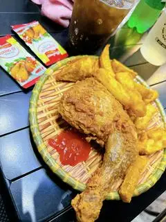 Hình ảnh Đùi góc tư lớn - kèm khoai tây