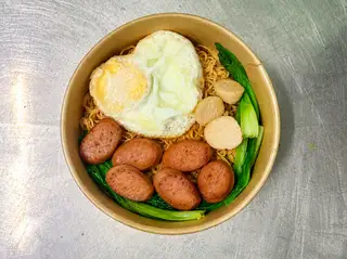 Hình ảnh Mì trộn trứng, xúc xích