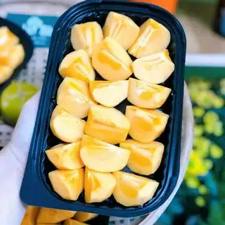 Hình ảnh hồng giòn cắt sẵn chấm muối