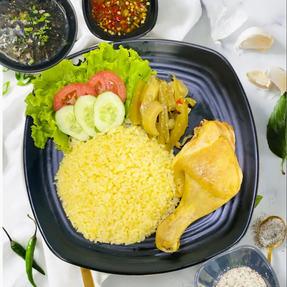 Hình ảnh Cơm Đùi Gà Luộc Mắm Gừng