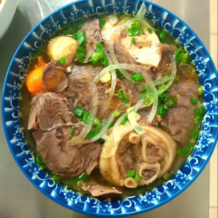Hình ảnh bún bò không móng thêm mọc 