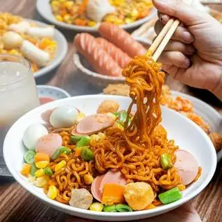Mì trộn indomie ( thanh cua + phô mai viên + nửa cây xúc xích đức + cá viên+ bò viên + tôm viên  ) - 50.000 ₫ tại Mì Trộn Indomie - Sinh Tố & Nước Ép - Phạm Hùng