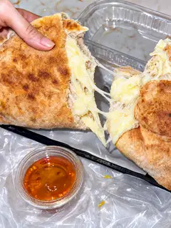 Pizza Gối Nhân Phô Mai Chấm Mật Ong /Cheesy Pillow Pizza with Honey Dip - 125.000 ₫ tại Tường Vi - Cá Viên Chiên Nước Mắm, Trứng Non & Chân Gà Sốt Thái - Đoàn Văn Bơ