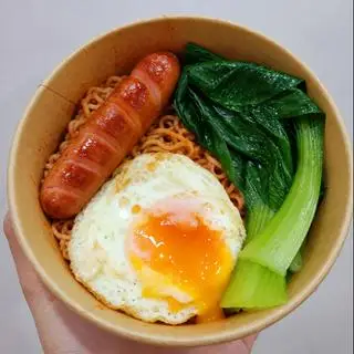 Hình ảnh Mì trộn xúc xích và trứng