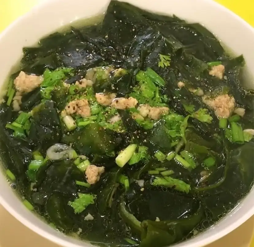 Canh rong biển thịt bò bằm - 16.000 ₫ tại A KÌA Cơm Gà Xối Mỡ & Ăn Vặt - Nguyễn Oanh