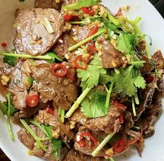 Gỏi bò (凉拌牛肉) - 343.000 ₫ tại Phoenix Saigon - Nguyễn Huệ