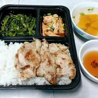 Hình ảnh Cơm thịt nướng , đậu sốt cà chua/Trứng sốt cà chua