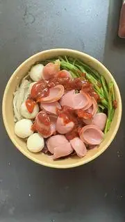 Hình ảnh Mì trộn chua cay xúc xích viên chiên