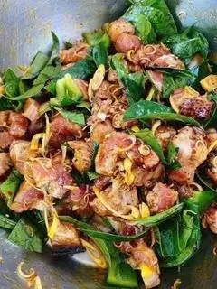 Hình ảnh Lợn mán xào lá móc mật
