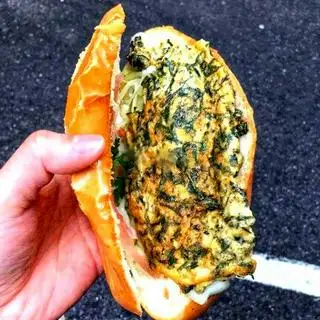 Hình ảnh Bánh mỳ trứng ngải cứu