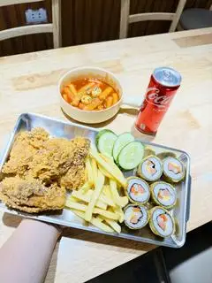 Hình ảnh Combo 4 miếng gà - khoai nhỏ - kimbap chiên - tokbokki cay - Coca tươi